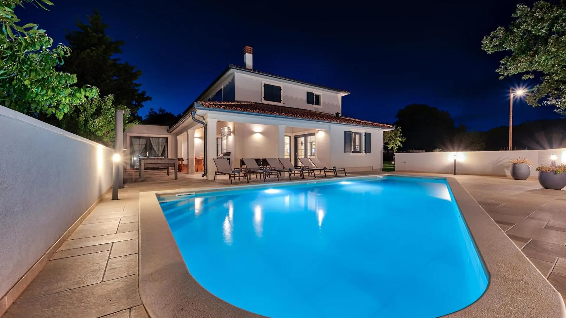 Villa Paronich contacts